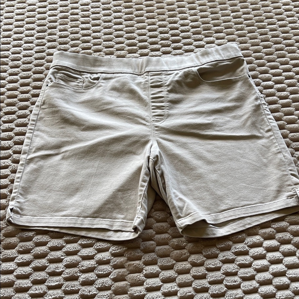 DKNY Women's Cream Flat Front Shorts